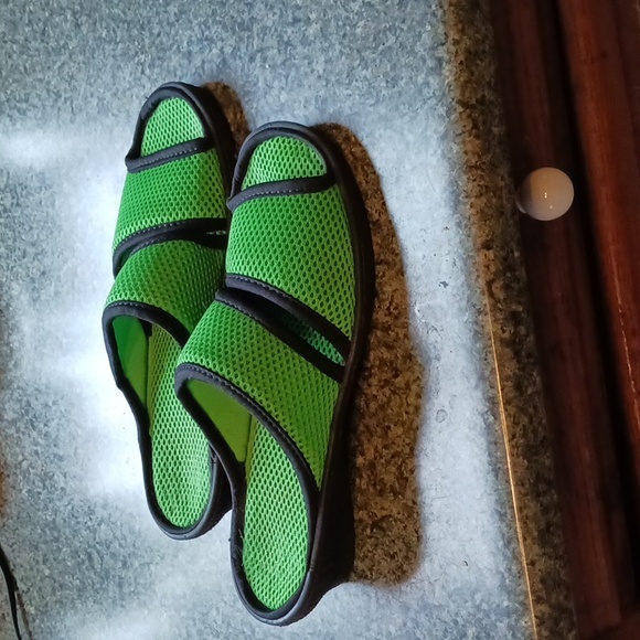 Womans Flip Flops 8 1/2 -9 Isotoner - Picture 2 of 10